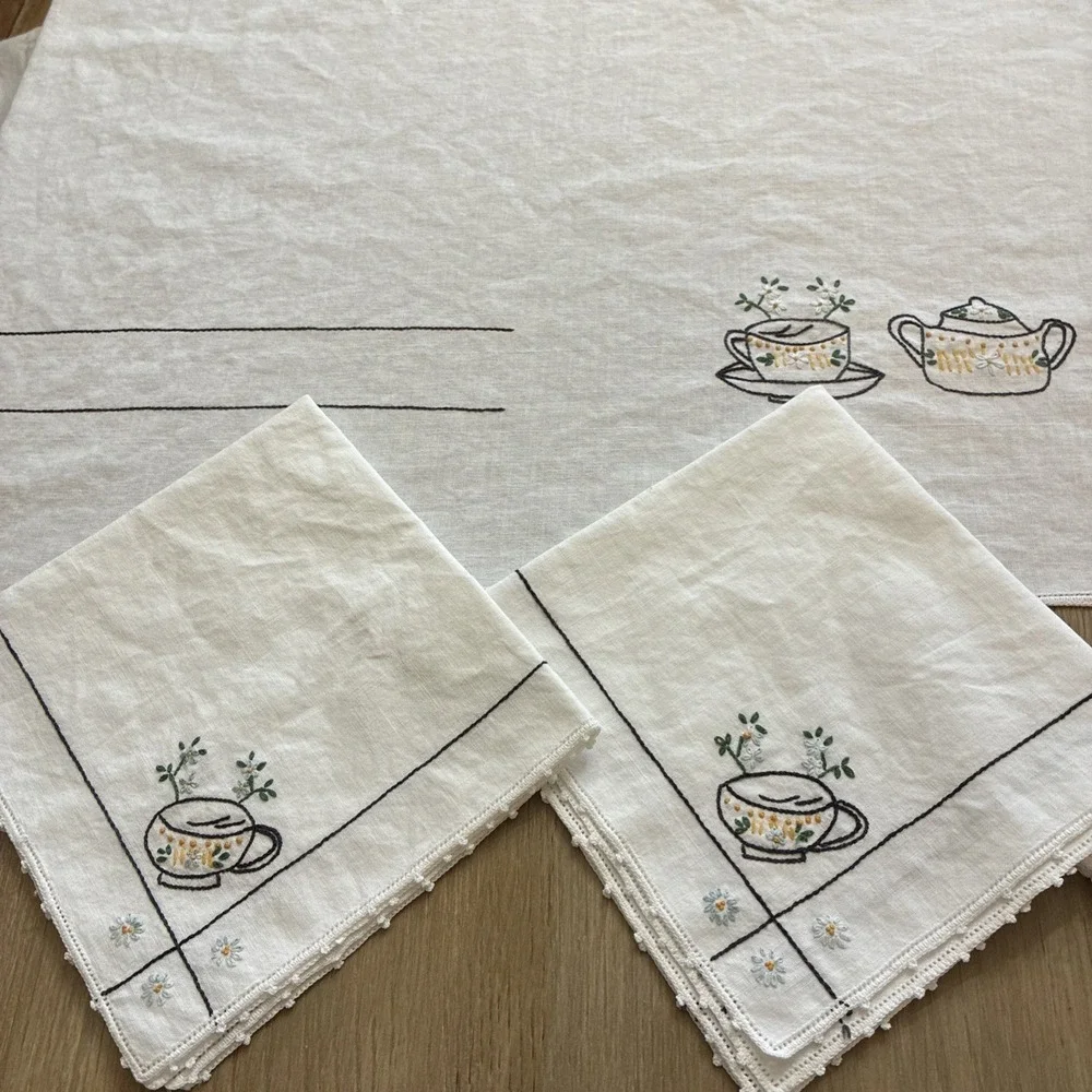 N/A tablecloth has